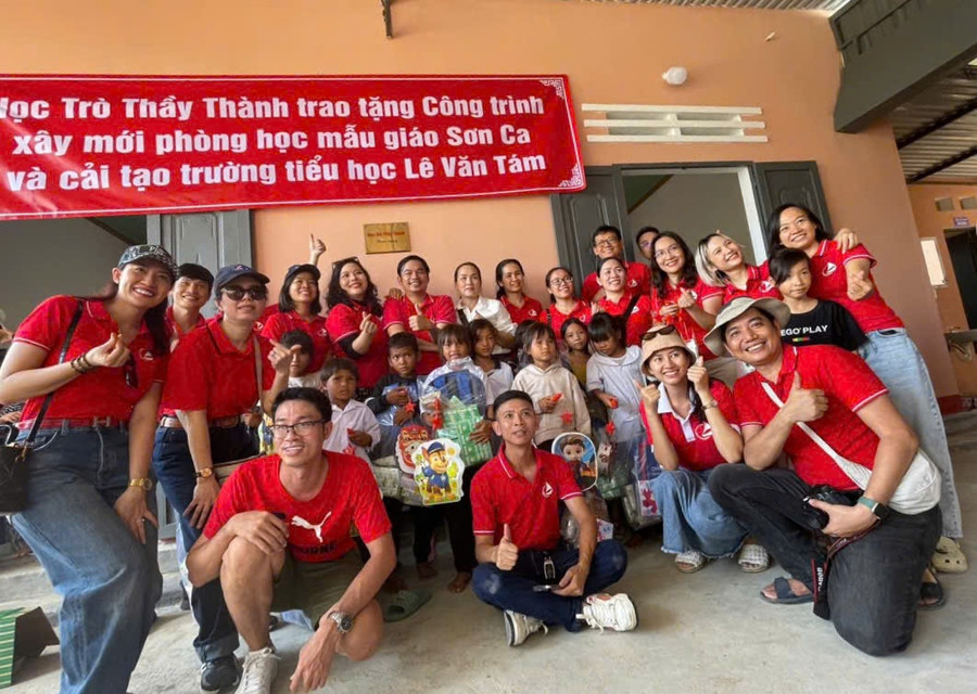 Niềm vui của cô và trò Trường Mẫu giáo Sơn Ca (xã Pờ Tó) khi được bàn giao công trình phòng học ngay trước thềm năm học mới. Ảnh: Vũ Chi