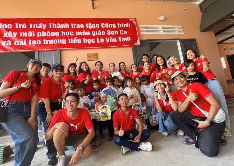 Niềm vui của cô và trò Trường Mẫu giáo Sơn Ca (xã Pờ Tó) khi được bàn giao công trình phòng học ngay trước thềm năm học mới. Ảnh: Vũ Chi