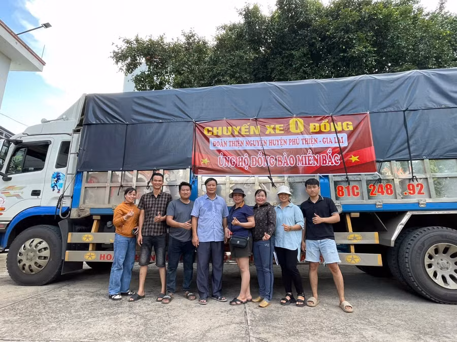 Chuyến xe 0 đồng của huyện Phú Thiện chính thức khởi hành lên đường cứu trợ bà con bị ảnh hưởng bởi cơn bão số 3 tại tỉnh Yên Bái. Ảnh: Vũ Chi