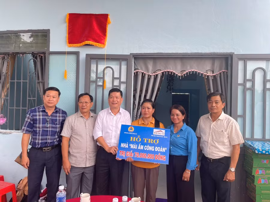 Liên đoàn Lao động tỉnh phối hợp với Tổng Công ty Địa ốc Sài Gòn-TNHH một thành viên bàn giao nhà “Mái ấm Công đoàn” cho gia đình đoàn viên Ksor H’Bloan (thứ 3 từ phải sang). Ảnh: Vũ Chi