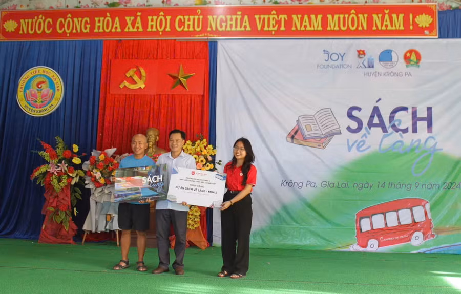 Đoàn trao tặng Trường Tiểu học xã Uar 10 kệ sách với 10.000 đầu sách các loại. Ảnh: Vũ Chi