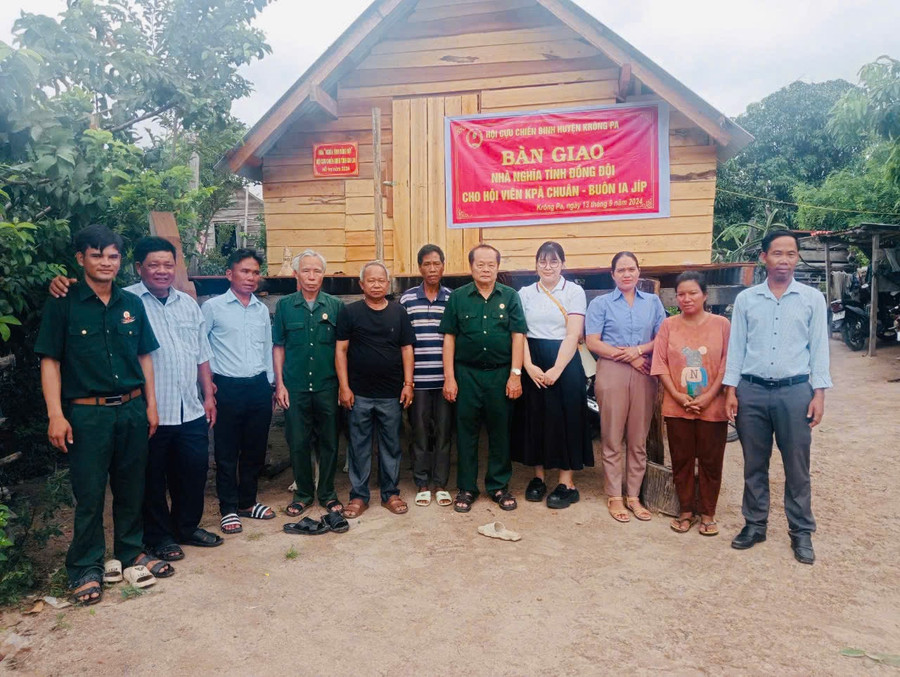Hội Cựu chiến binh huyện Krông Pa bàn giao nhà Nghĩa tình đồng đội cho ông Kpă Chuân (đứng giữa, hội viên CCB nghèo buôn Ia Jip, xã Chư Drăng). Ảnh: Nguyễn Chi Hội Cựu chiến binh huyện Krông Pa bàn giao nhà Nghĩa tình đồng đội cho ông Kpă Chuân (đứng giữa, hội viên CCB nghèo buôn Ia Jip, xã Chư Drăng). Ảnh: Nguyễn Chi
