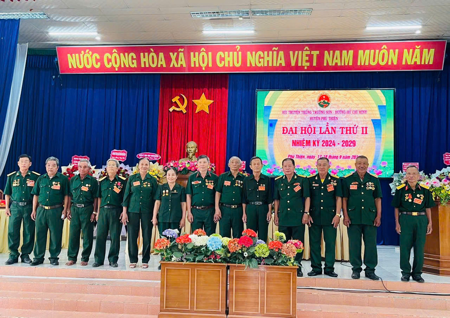 Ban Chấp hành Hội truyền thống Trường Sơn-đường Hồ Chí Minh huyện Phú Thiện nhiệm kỳ 2024-2029 ra mắt Đại hội. Ảnh: Vũ Chi Ban Chấp hành Hội truyền thống Trường Sơn-đường Hồ Chí Minh huyện Phú Thiện nhiệm kỳ 2024-2029 ra mắt Đại hội. Ảnh: Vũ Chi