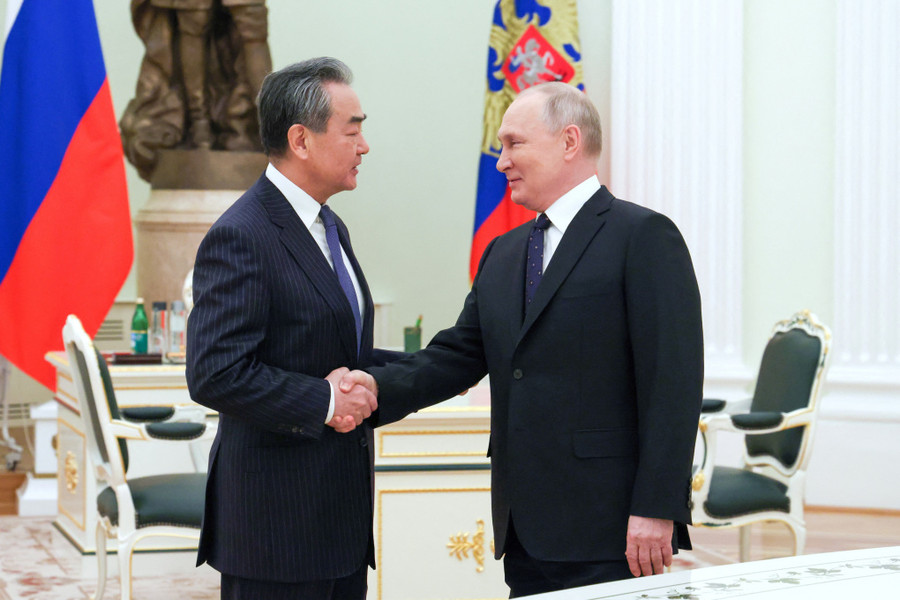 Ông Vương Nghị gặp Tổng thống Putin ngày 22/2 tại Điện Kremlin. Ảnh: Reuters Ông Vương Nghị gặp Tổng thống Putin ngày 22/2 tại Điện Kremlin. Ảnh: Reuters