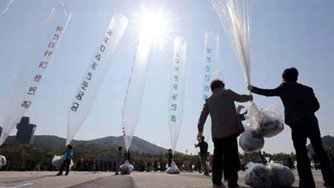 Truyền đơn từ Hàn Quốc xâm nhập vào Triều Tiên. Ảnh: TPO Truyền đơn từ Hàn Quốc xâm nhập vào Triều Tiên. Ảnh: TPO