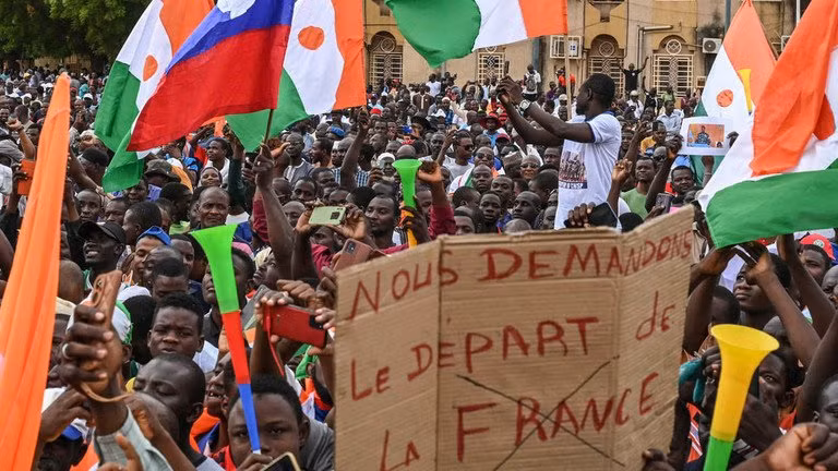 Người dân ủng hộ phe đảo chính bằng cách phản đối sự can thiệp của Pháp. Ảnh: NDT