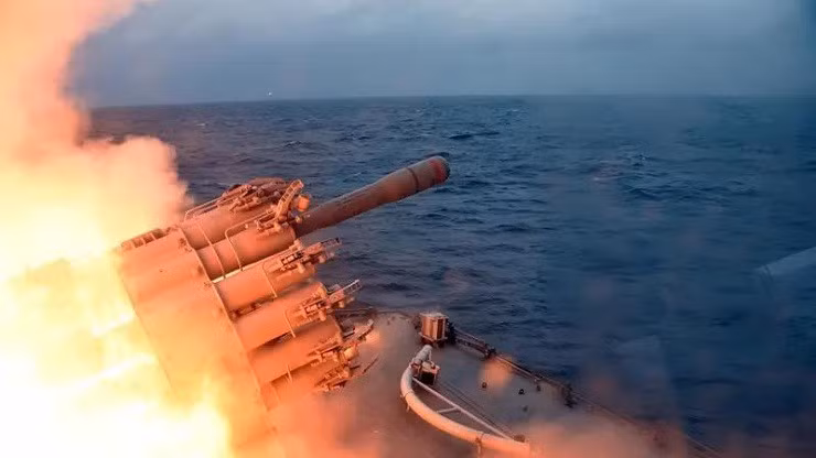Hệ thống vũ khí mới của Nga RBU- 6000 phóng rocket trên tàu chiến của Nga. Ảnh: Forber