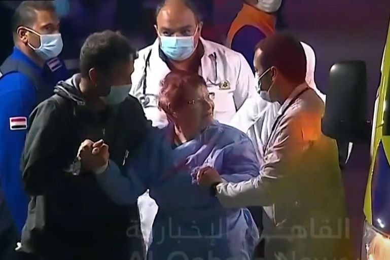 Một phụ nữ được thả từ Dải Gaza. Ảnh: Al Jazeera