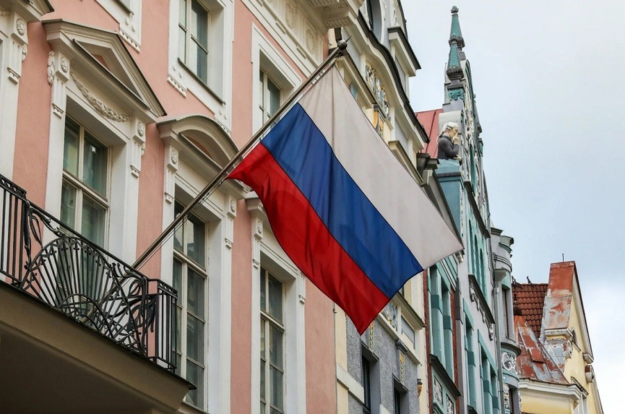 Cờ Nga treo trên tòa Đại sứ nước Estonia. Ảnh: Getty Images/ TTXVN Cờ Nga treo trên tòa Đại sứ nước Estonia. Ảnh: Getty Images/ TTXVN