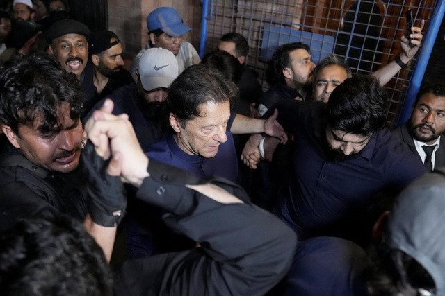 Ông Imran Khan và những người ủng hộ. Ảnh: Reuters Ông Imran Khan và những người ủng hộ. Ảnh: Reuters