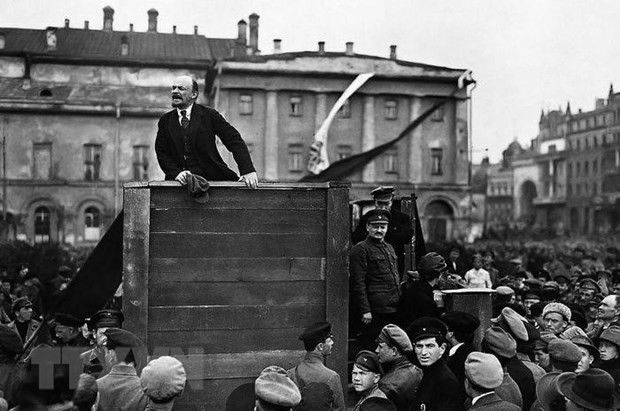V.I Lenin đọc diễn văn tại Quảng trường Đỏ ở Moscow ngày 7-11-1918, ảnh Tư liệu/ TTXVN