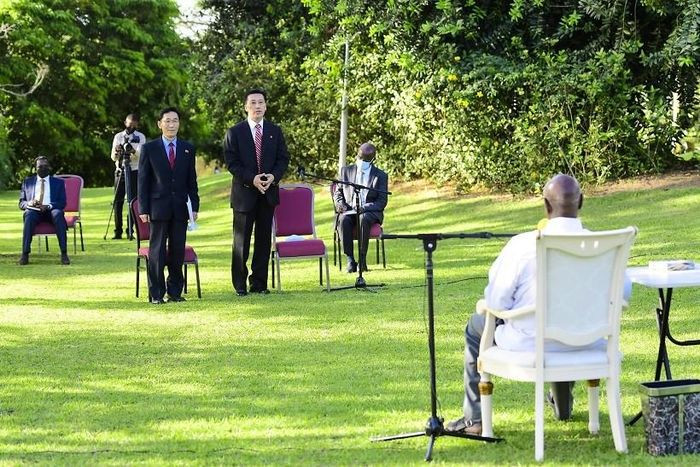 Đại sứ Triều Tiên tại Uganda Jong Tong Hak ( phải) chào xã giao Tổng thống Uganda Y.K.Museveni hôm 23-10. Ảnh: AP Đại sứ Triều Tiên tại Uganda Jong Tong Hak ( phải) chào xã giao Tổng thống Uganda Y.K.Museveni hôm 23-10. Ảnh: AP