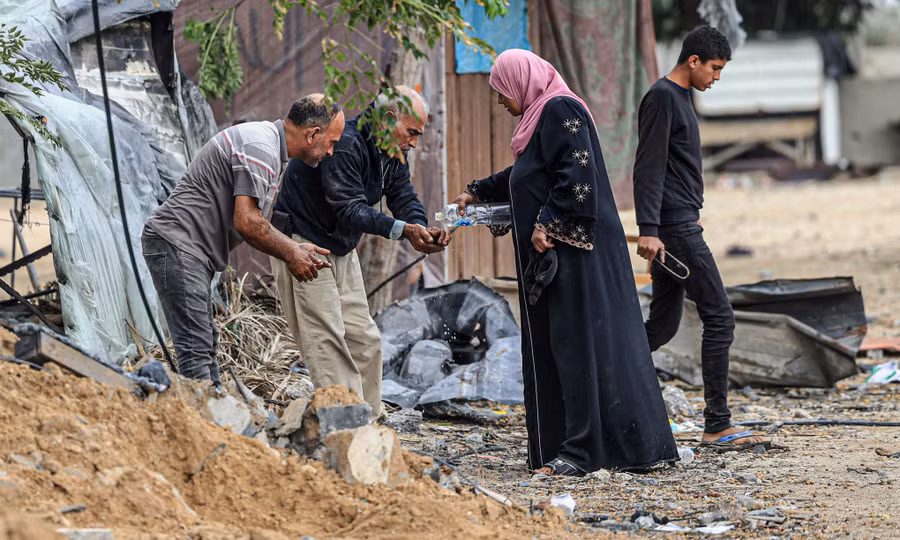 Người Palestine ở phía Nam Dải Gaza trong ngày 27/11. Ảnh: AFP