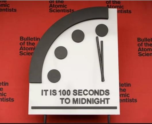 Đồng hồ ngày tận thế càng lúc càng về gần thời điểm nửa đêm. Ảnh: TPO