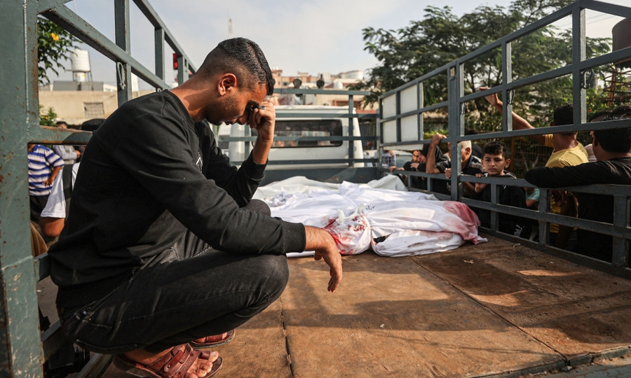 Người dân Palestine tiếc thương người thân đã mất trong ngày 25-10. Ảnh: AFP