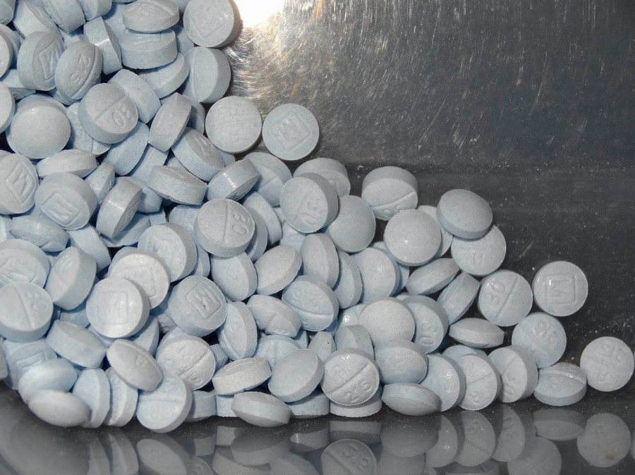 Oxycodone giả chứa Fentanyl thu thập trong một cuộc điều tra. Ảnh: AP Oxycodone giả chứa Fentanyl thu thập trong một cuộc điều tra. Ảnh: AP
