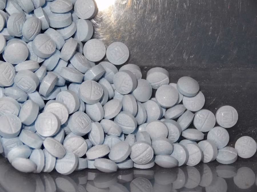 Oxycodone giả chứa Fentanyl thu thập trong một cuộc điều tra. Ảnh: AP