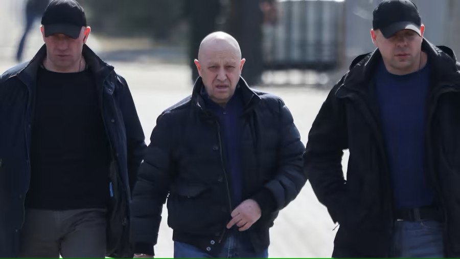 Ông trùm Wagner ( giữa ) ở Moscow hồi tháng 4. Ảnh: Reuters Ông trùm Wagner ( giữa ) ở Moscow hồi tháng 4. Ảnh: Reuters