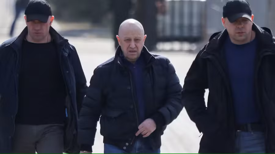 Ông trùm Wagner ( giữa ) ở Moscow hồi tháng 4. Ảnh: Reuters