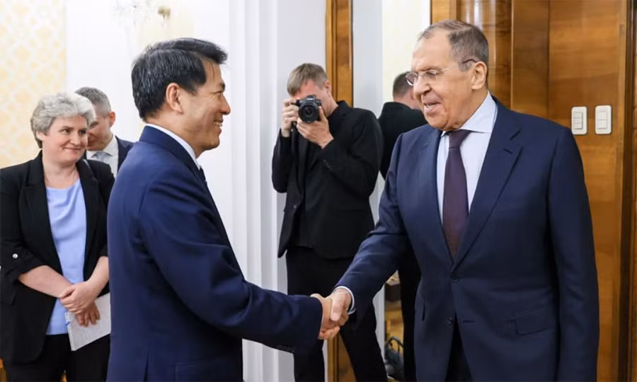 Ngoại trưởng Nga S. Lavrov và Đặc phải viên Trung Quốc Lý Huy tại một cuộc gặp. Ảnh: BNG Nga