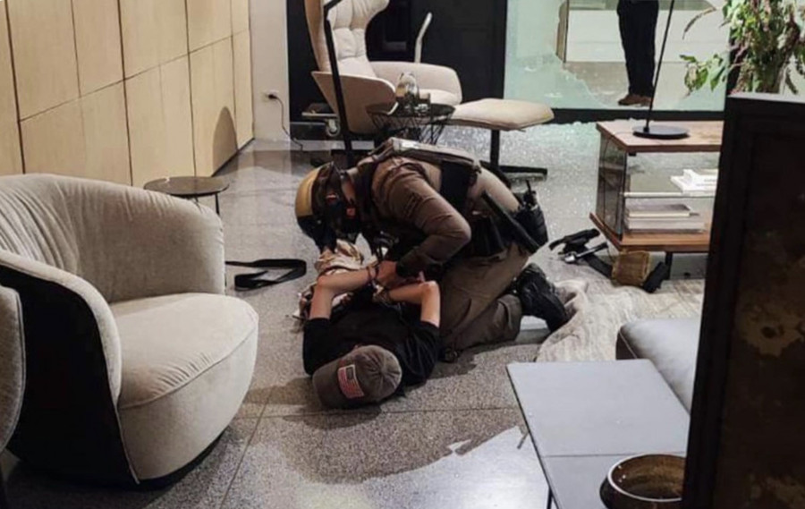 Cảnh sát khống chế kẻ xả súng. Ảnh: BKP