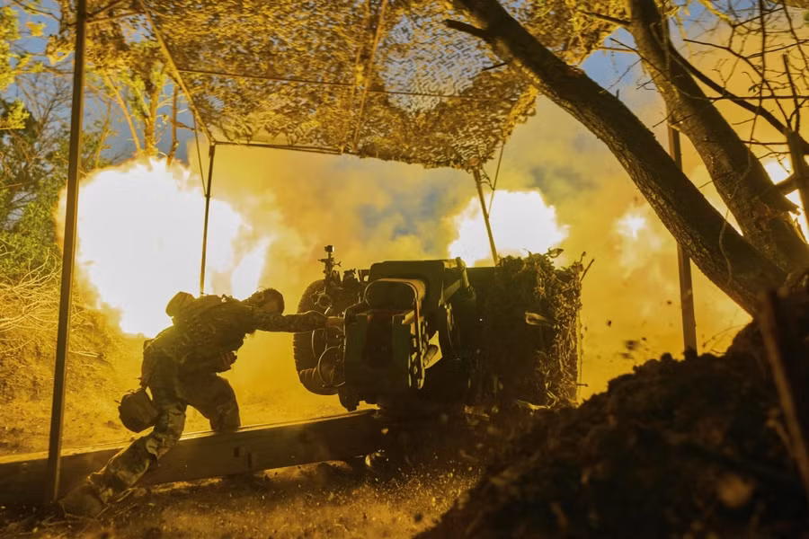 Pháo binh Ucraine thể hiện hỏa lực. Ảnh: AP