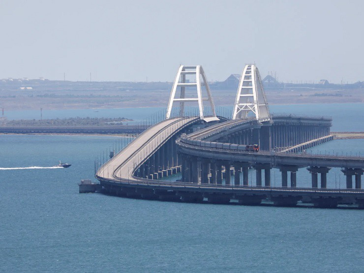 Cầu chiến lược nối bán đảo Crimea với đất liền Nga. Ảnh: ĐSPL