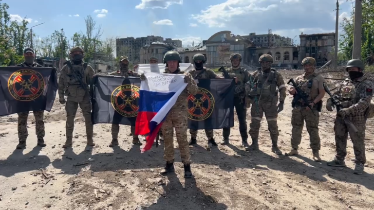 Ông trùm Wagner và các tay súng ở Bakhmut. Ảnh: Reuters Ông trùm Wagner và các tay súng ở Bakhmut. Ảnh: Reuters