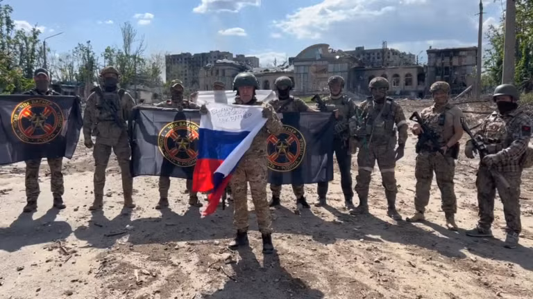 Ông trùm Wagner và các tay súng ở Bakhmut. Ảnh: Reuters