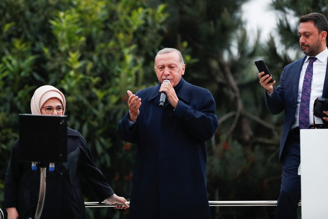 Tổng thống Recep Tayyip Erdogan phát biểu trước những người ủng hộ ở Istanbul. Ảnh: Reuters