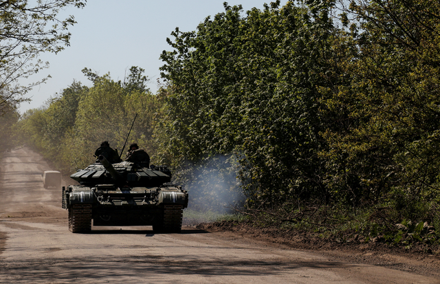 Xe tăng Ucraine trên đường tiến tới Bakhmut. Ảnh: Reuters