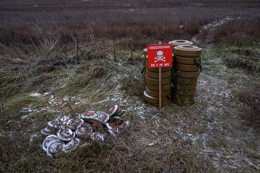 Mìn chống tăng trên một cánh đồng ở Kherson, Ucraine. Ảnh: AP