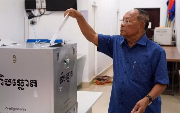 Samdech Heng Samrin, Chủ tịch danh dự CPP, Chủ tịch Quốc hội Campuchia, Chủ tịch Hội đồng quốc gia Mặt trận đoàn kết và phát triển Campuchia thực hiện quyền bỏ phiếu. Ảnh: vtc.vn