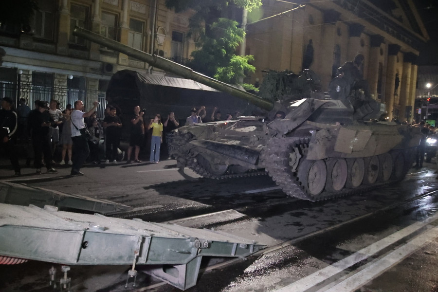 Lực lượng Wagner rút khỏi Rostov- on- Don đêm 24-6. Ảnh: AFP