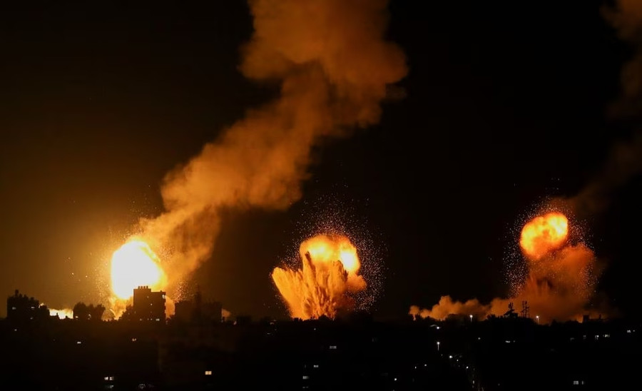 Quân đội Israel không kích một loạt địa điểm ở dải Gaza. Ảnh: Reuters