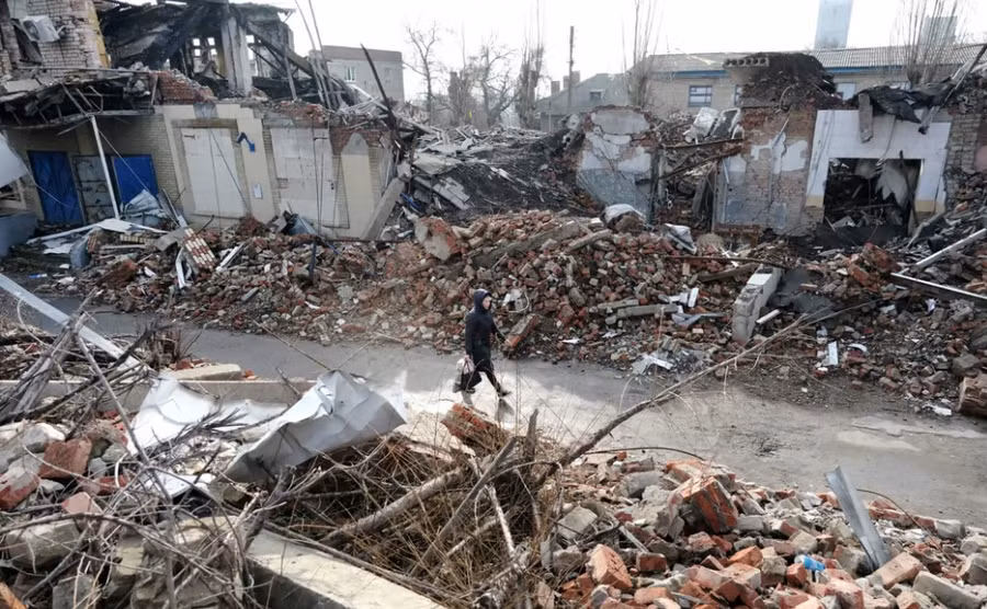 Một khu vực ở Ucraine bị phá hủy. Ảnh: Politico