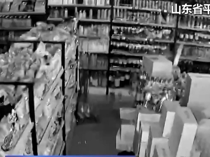 Hình ảnh ghi lại trận động đất làm rung lắc dữ dội tại một tòa nhà. Ảnh: RTHK Hình ảnh ghi lại trận động đất làm rung lắc dữ dội tại một tòa nhà. Ảnh: RTHK