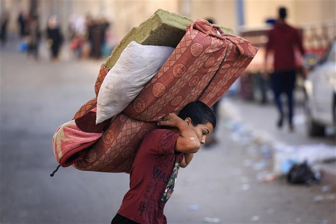 Người dân khổ sở tìm nơi lánh nạn sau khi Dải Gaza bị Israel đánh phá dữ dội. Ảnh: THX/TTXVN