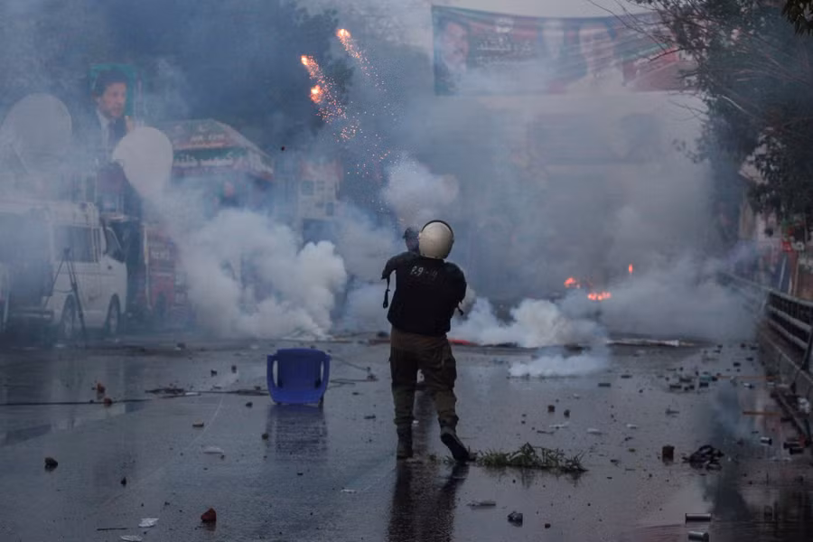 Cảnh sát bắn hơi cay giải tán đám đông ủng hộ cựu thủ tướng Pakistan. Ảnh: Reuters