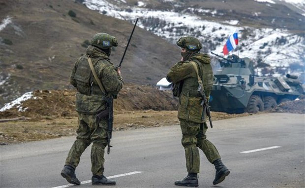 Binh sỹ gìn giữ hòa bình Nga tại một trạm kiểm soát khu vực tranh chấp. Ảnh: AFP/TTXVN
