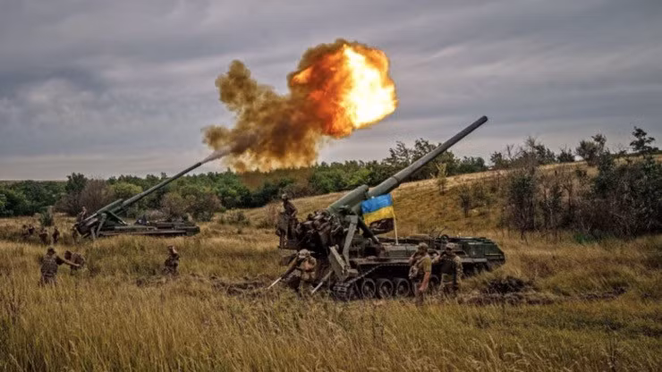 Pháo binh Ucraine lúc giao tranh. Ảnh đẫn theo TTXVN