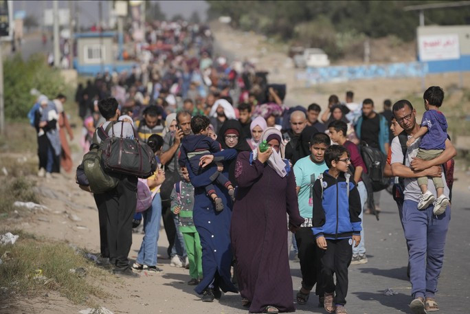 Dòng người sơ tán về miền Nam Dải Gaza ngày 8-11. Ảnh: AP Dòng người sơ tán về miền Nam Dải Gaza ngày 8-11. Ảnh: AP