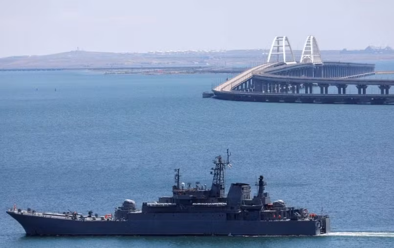 Một tàu đổ bộ hải quân Nga gần cầu Crimea hôm 17-7. Ảnh: Reuters