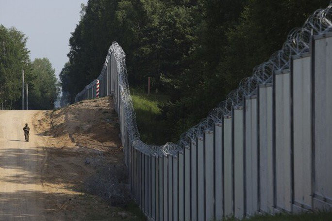 Lính biên phòng Ba Lan tuần tra khu vực tường kim loại ở biên giới Ba Lan và Belarus. Ảnh: AP Lính biên phòng Ba Lan tuần tra khu vực tường kim loại ở biên giới Ba Lan và Belarus. Ảnh: AP