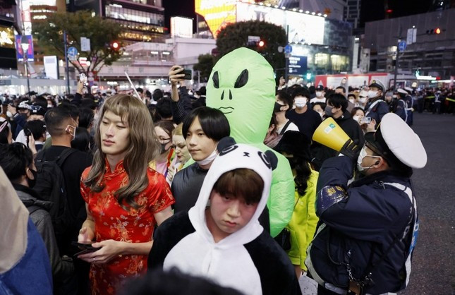 Dòng người đón Halloween ở Shibuya. Ảnh: Kyodo News