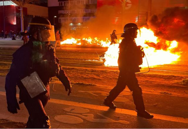 Cảnh sát sử dụng hơi cay để giải tán đám đông. Ảnh: Reuters