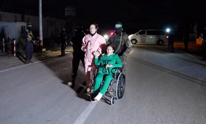 Các con tin được Hamas bàn giao cho Hội chữ thập đỏ quốc tế tối 27/11. Ảnh: Reuters