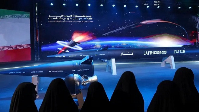 Tên lửa đạn đạo siêu vượt âm thanh của Iran. Ảnh: AP Tên lửa đạn đạo siêu vượt âm thanh của Iran. Ảnh: AP