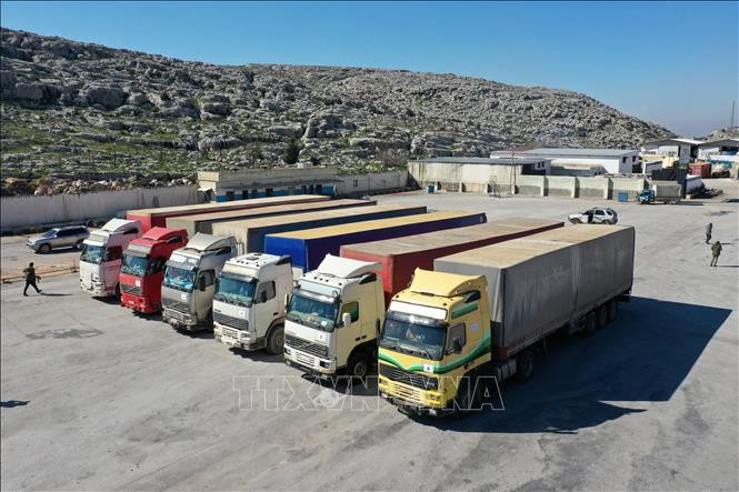 Đoàn xe cứu trợ của LHQ có mặt tại khu vực Tây Bắc Syria- nơi lực lượng đối lập kiểm soát, ngày 9/2. Ảnh: AFP/TTXVN