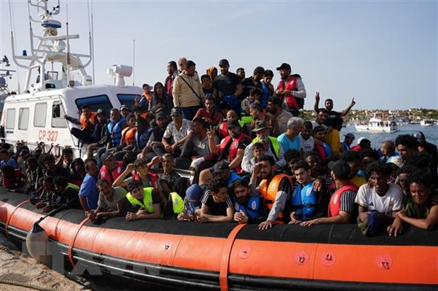 Người di cư tới đảo Lampedusa, Italy . Ảnh: AFP/TTXVN